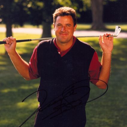 Vince Gill holding a golf club on his shoulders